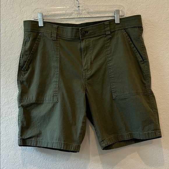 Weatherproof Men's Cargo Shorts in Forest Green - Picture 1 of 8